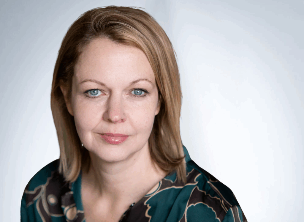 Marie Palmer portrait for Quantios, showcasing a confident businesswoman with blonde hair and blue e.